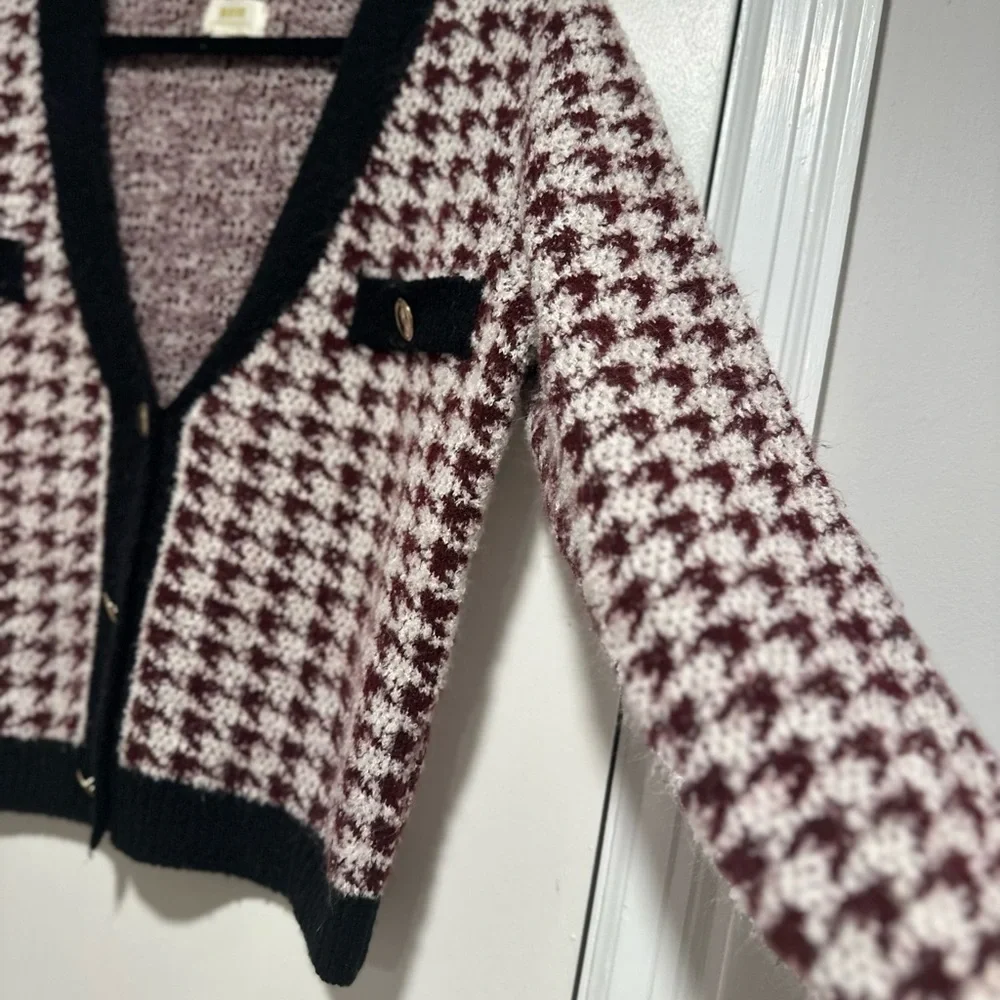 Maeve Sz: M Anthropologie sweater Maroon White Houndstooth Vneck Cardigan.